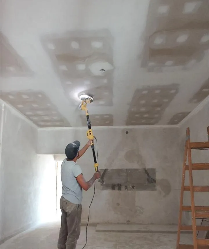 German trabalhando em instalação de Drywall
